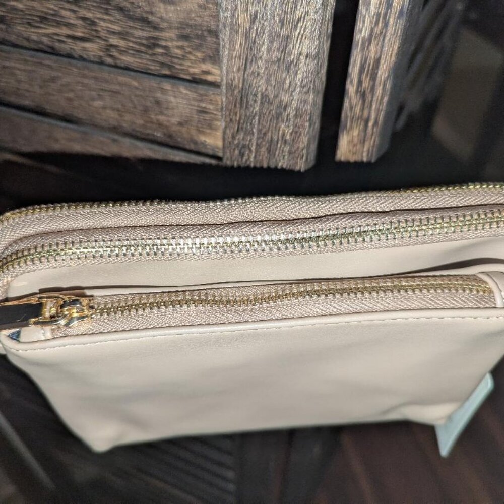 NWT Crossbody travel purse removable strap, natural color, tan - Picture 3 of 10